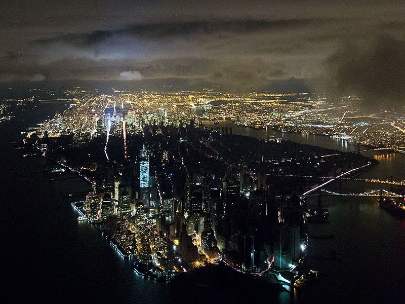 بعد أن ضرب إعصار ساندي الولايات المتحدة في عام 2012 ، بقي نصف مدينة نيويورك بدون كهرباء لمدة أسبوع تقريبًا.  انطلق بان إلى السماء للحصول على هذه اللقطة الجوية الدرامية.  تصوير: إيوان بان.