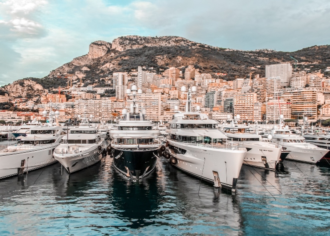 رست اليخوت الفخمة واليخوت العملاقة في ميناء هرقل ، موناكو